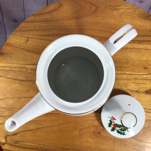 Porcelain Holly Berry Teapot - Picture 7 of 8